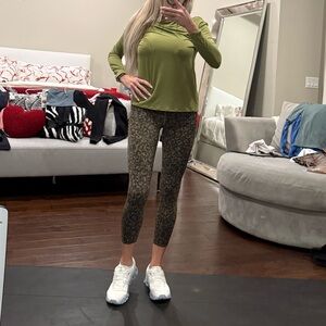 Lululemon Athletica Gray Patterned Leggings & matching yoga shirt